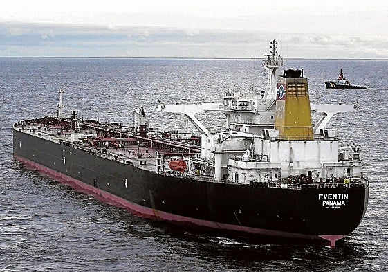 Petrolero ruso con bandera de Panamá que fue remolcado en el mar Báltico.