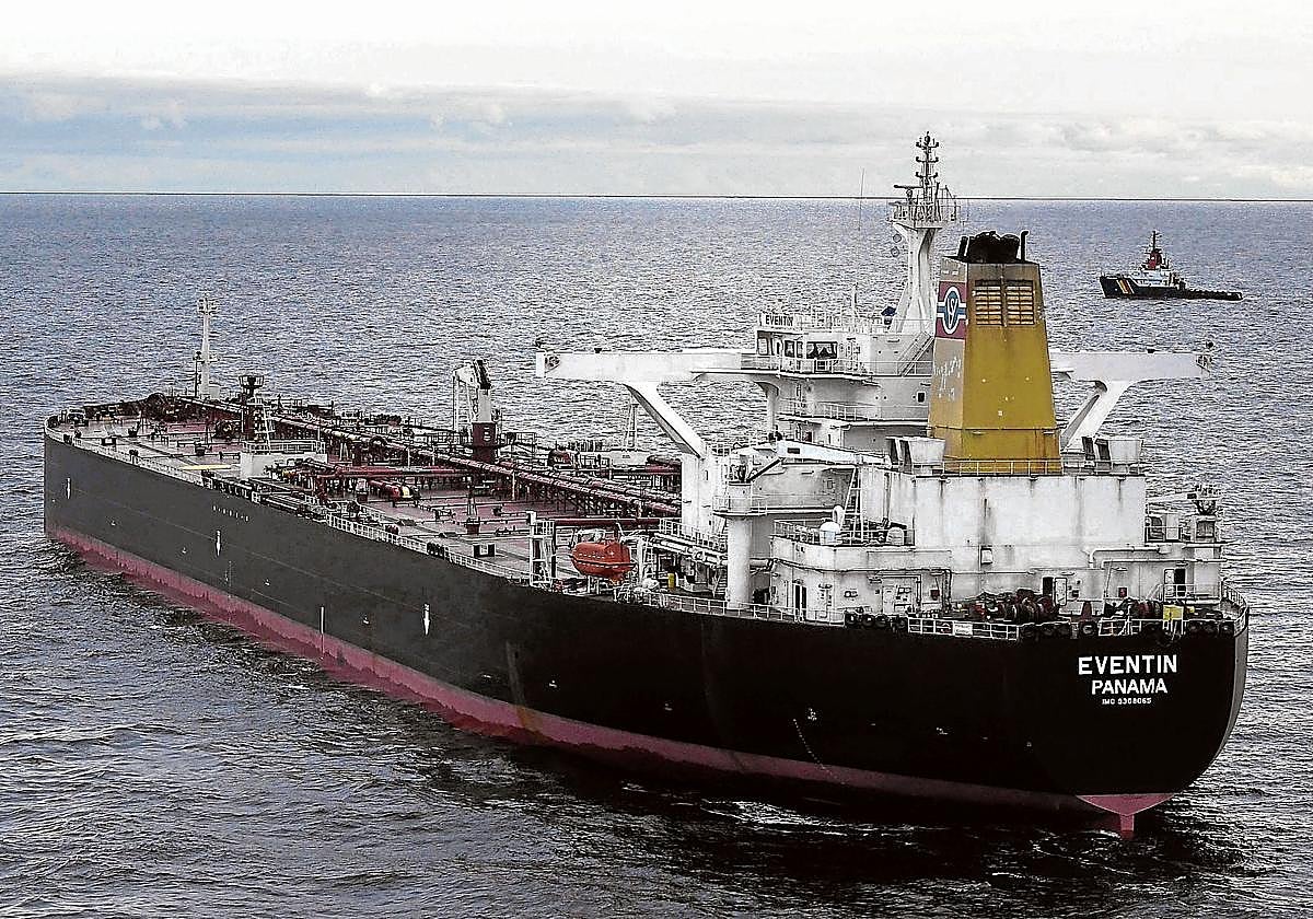 Petrolero ruso con bandera de Panamá que fue remolcado en el mar Báltico.