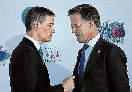 Pedro Sánchez conversa con Mark Rutte.