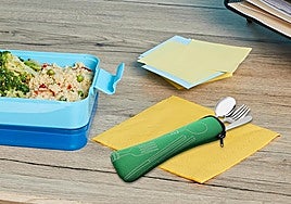 Si comes fuera de casa necesitas uno de estos prácticos porta cubiertos