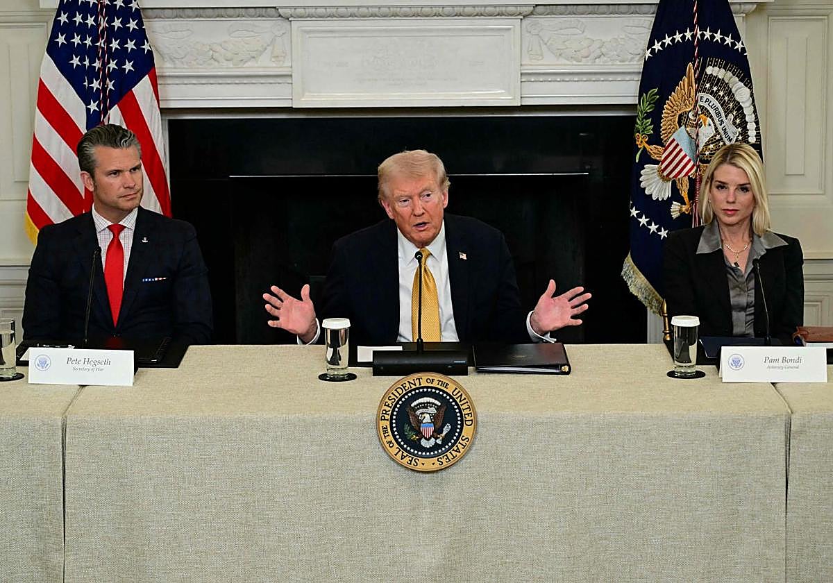 Pete Hegseth, Donald Trump y Pam Biondi, este jueves en la rueda de prensa.