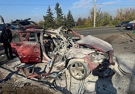 El estado en el que quedó el coche en el que viajaban los periodistas ucranianos tras el ataque ruso contra una gasolinera en Kramatorsk.