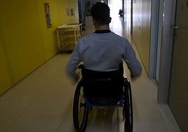 Un paciente parapléjico en un hospital