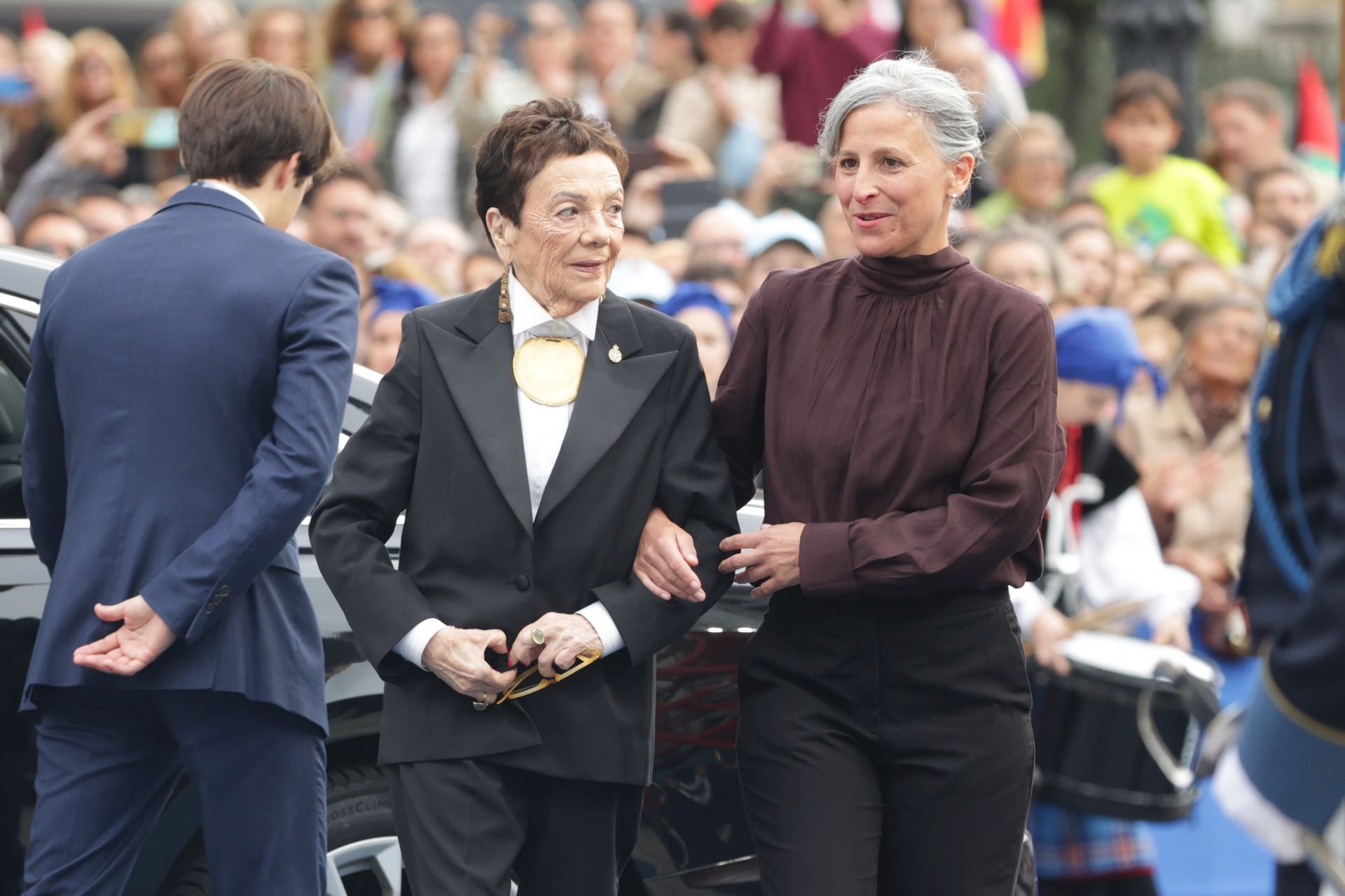 Graciela Iturbide, Premio Princesa de Asturias de las Artes,  accede al Teatro Campoamor.