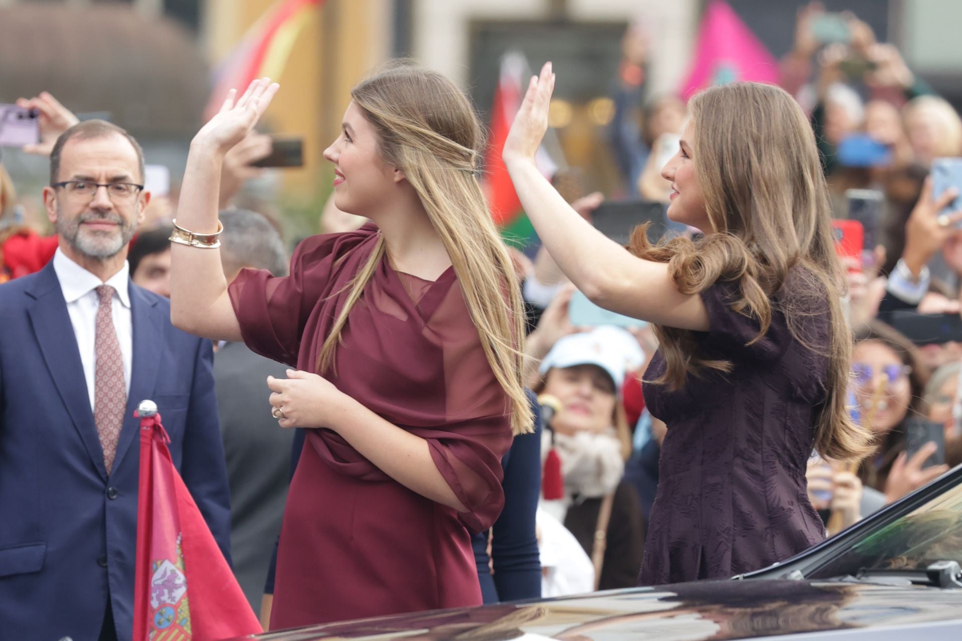 La Infanta Sofía y la Princesa Leonor saludan a la multitud. 