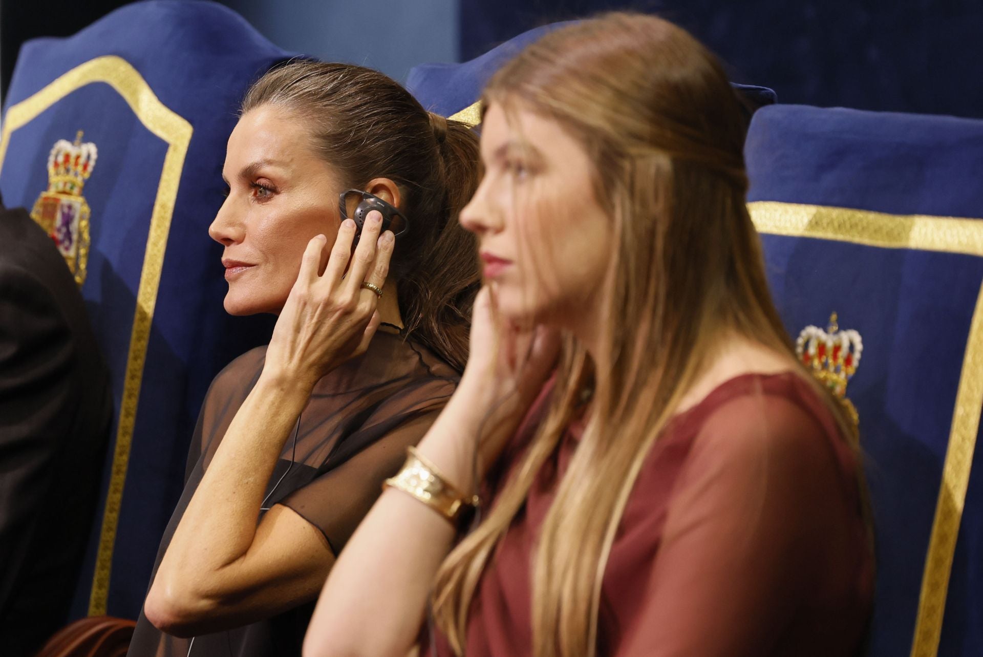 La reina Letizia y la infanta Sofía escuchan a los intérpretes durante la ceremonia