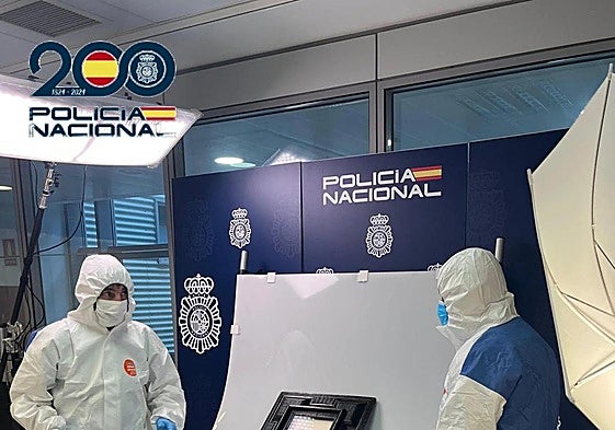 Agentes de la Policía Nacional inspeccionando el cuadro.