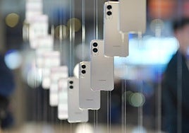 Móviles colgando en una exposición sobre la Inteligencia Artificial.