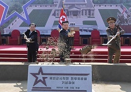 El presidente norcoreano, Kim Jong-un, y el embajador ruso durante la ceremonia de colocación de la primera piedra del museo.