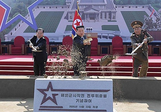 El presidente norcoreano, Kim Jong-un, y el embajador ruso durante la ceremonia de colocación de la primera piedra del museo.