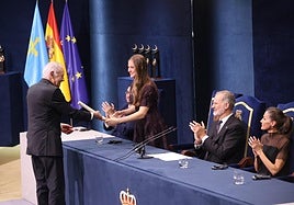 Eduardo Mendoza recibe el Princesa de Asturias de las Letras de las manos de la princesa Leonor, ante la atenta mirada de los Reyes