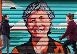 Un mural con la imagen de Catherine Connolly en Dublín.