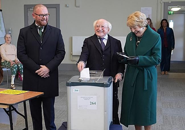 El actual presidente irlandés, Michael D. Higgins, y su esposa, Sabina, depositan sus votos.