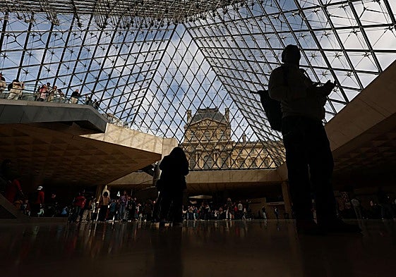 Personal de seguridad pide al público que abandone el patio del museo.