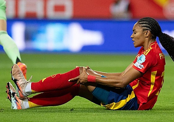 Salma Paralluelo dolorida en el duelo ante Suecia.