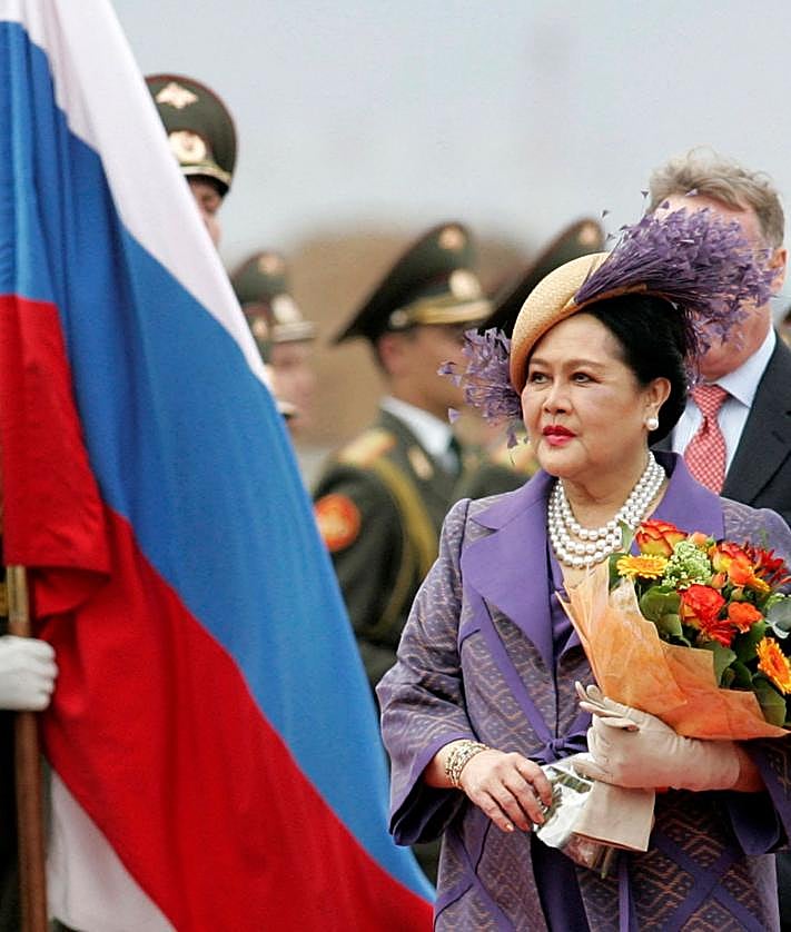 Imagen secundaria 2 - Los reyes de Tailandia durante un viaje a Londres en 1960; Sirikit es recibida por el diseñador Pierre Balmain antes de un desfile en París en la misma época; la monarca pasa revista a la guardia de honor a su llegada a Moscú en 2007. 