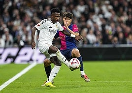 Vinicius y Cubarsí, durante el clásico liguero de la pasada temporada en el Santiago Bernabéu.