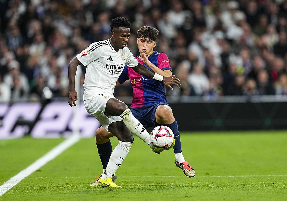 Vinicius y Cubarsí, durante el clásico liguero de la pasada temporada en el Santiago Bernabéu.