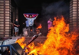 En el segundo día de las protestas de la generación Z contra la corrupción los manifestantes incendiaron el Parlamento de Katmandú.