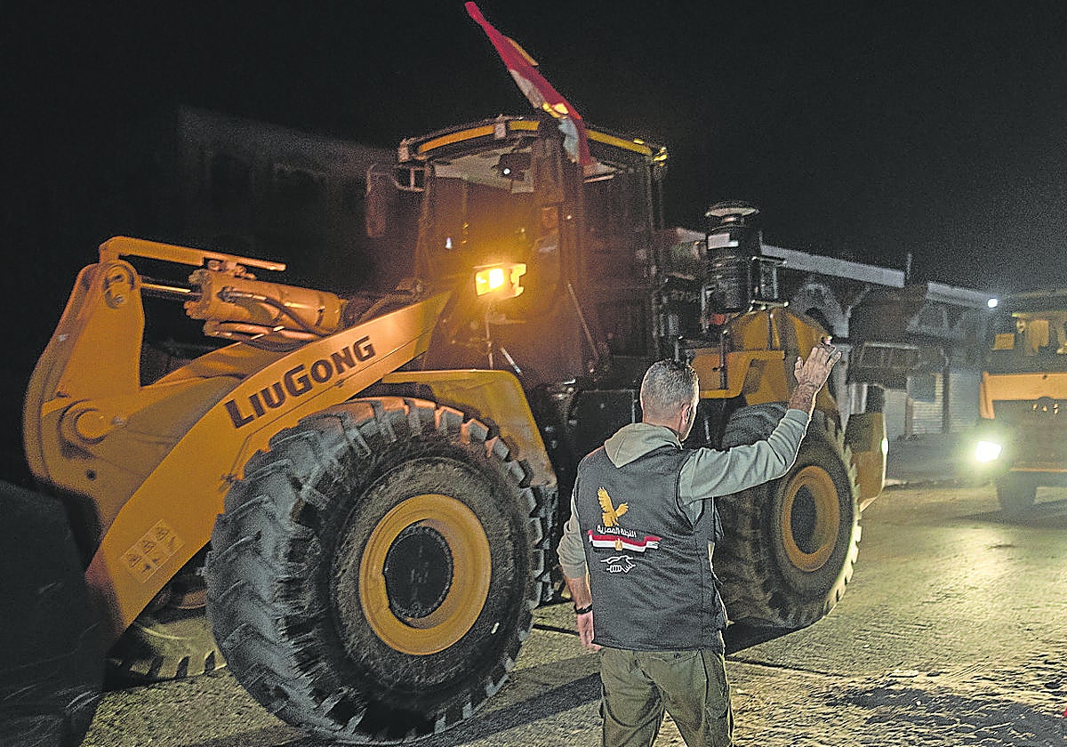 Un miembro y varios vehículos del equipo para recuperar los cadáveres.
