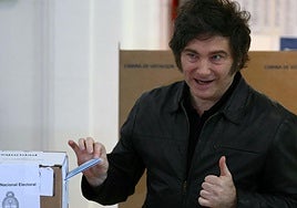 Argentina reafirma a Milei, que arrasa en las elecciones con 8,6 millones de votos