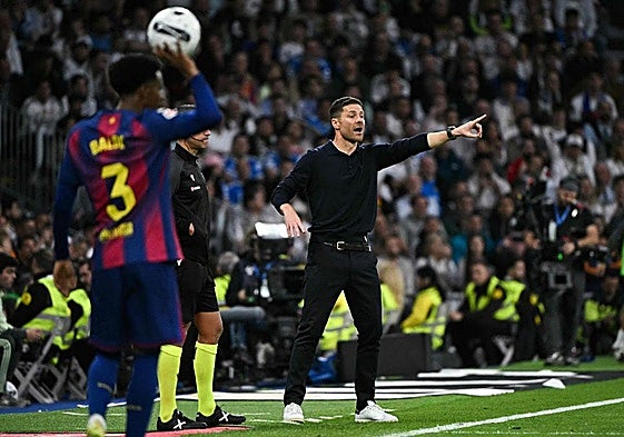 Xabi Alonso da instrucciones al equipo durante el clásico