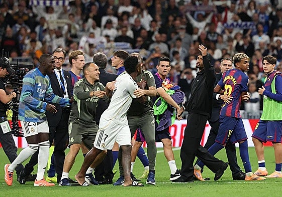 Vinicius tiene que ser sujetado tras su enfrentamiento verbal con Lamine.