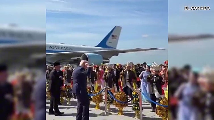 El animado baile de Donald Trump al bajar de su avión en Malasia