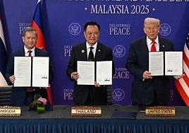 Los primeros ministros de Camboya, Hun Manet, y Tailandia, Anutin Charnvirakul, y el presidente de EE UU, Donald Trump, con el documento que sella la paz entre los dos países asiáticos.