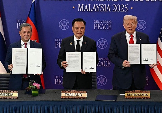 Los primeros ministros de Camboya, Hun Manet, y Tailandia, Anutin Charnvirakul, y el presidente de EE UU, Donald Trump, con el documento que sella la paz entre los dos países asiáticos.