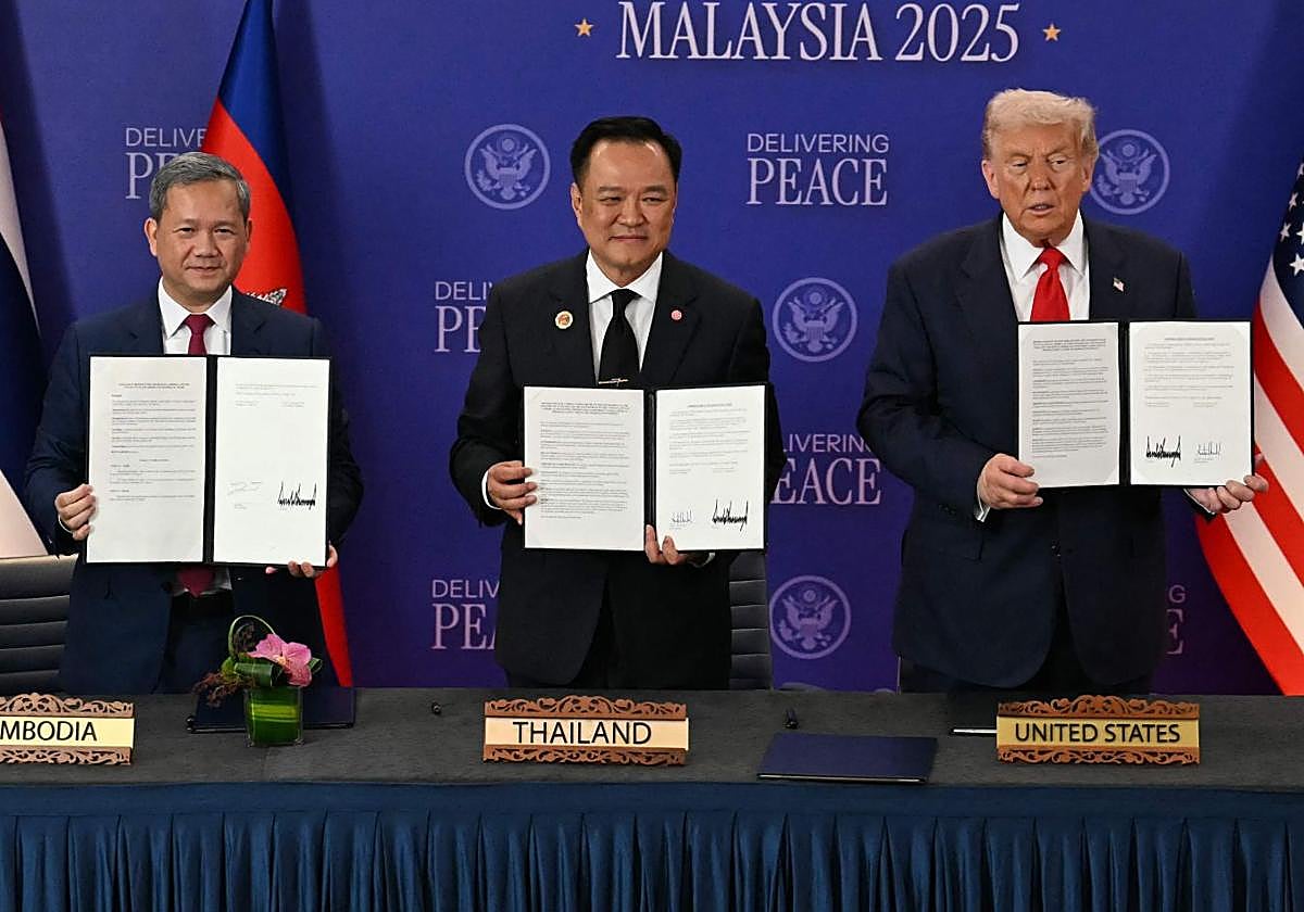 Los primeros ministros de Camboya, Hun Manet, y Tailandia, Anutin Charnvirakul, y el presidente de EE UU, Donald Trump, con el documento que sella la paz entre los dos países asiáticos.