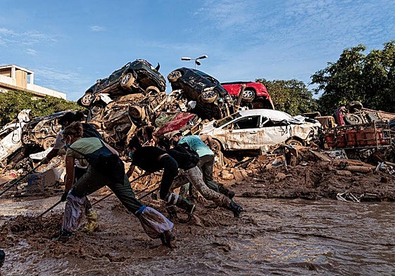 Voluntarios trabajan a destajo en las labores de limpieza tras la dana de Valencia hace un año.
