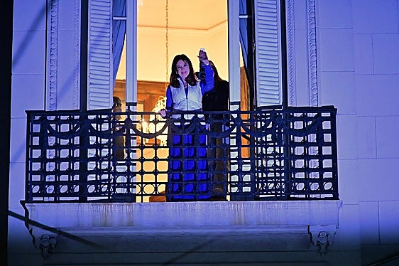 Cristina Kirchner saluda a la militancia desde el balcón de su casa.