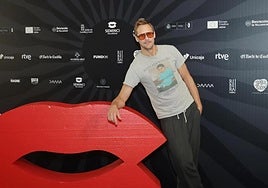 Alexander Skarsgård, actor en 'Pillion', posa en el teatro Calderón.