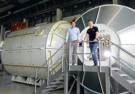 El Dr. Christoph Roggendorf (izquierda) y el Dr. Matthias Maurer se reúnen en el módulo Columbus, en el Centro Europeo de Astronautas (EAC) de la ESA en Colonia