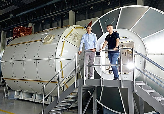 El Dr. Christoph Roggendorf (izquierda) y el Dr. Matthias Maurer se reúnen en el módulo Columbus, en el Centro Europeo de Astronautas (EAC) de la ESA en Colonia
