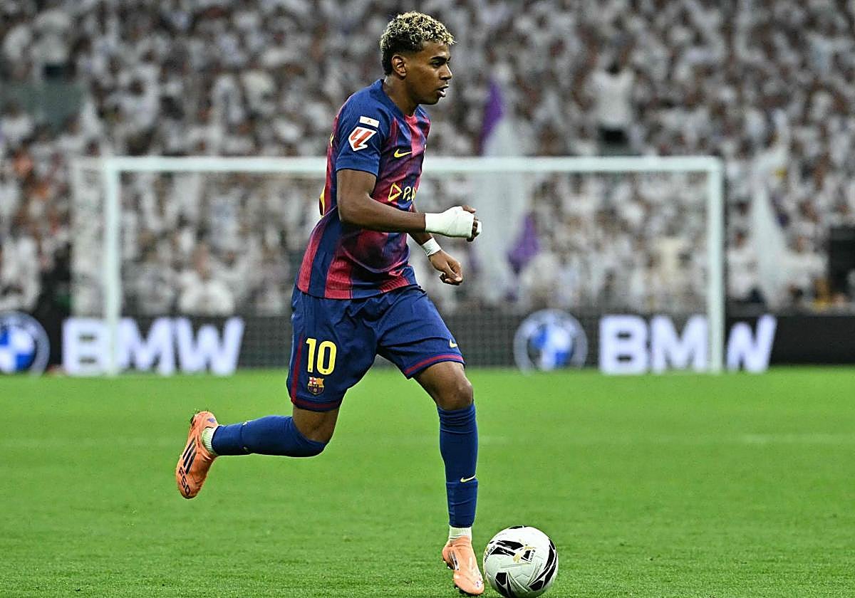 Lamine Yamal, durante el partido contra el Real Madrid, en el Bernabéu, ayer