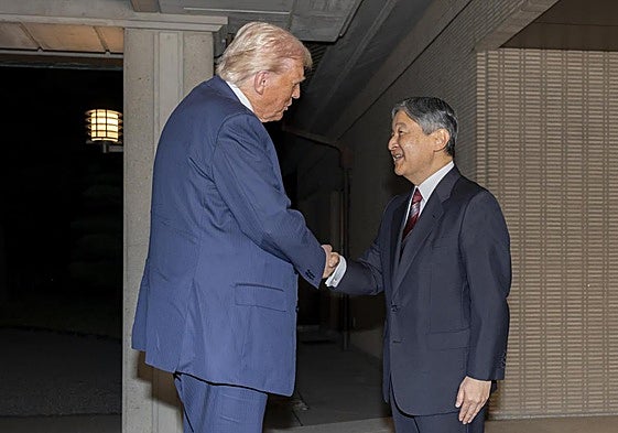 El emperador Naruhito saluda a Donald Trump durante su encuentro este lunes en el Palacio Imperial de Japón.