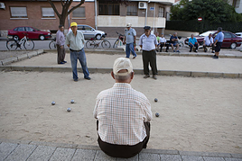 Un grupo de jubilados juega la petanca