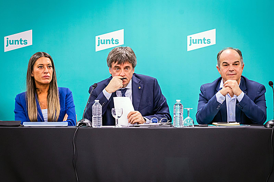 El presidente de JxCat, Carles Puigdemont, junto al secretario general, Jordi Turull, y la vicepresidenta, Mí­riam Nogueras