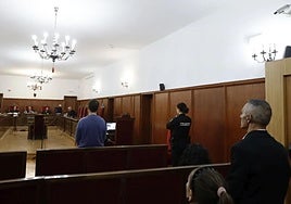 Alan, una de las víctimas escucha la sentencia y mira al condenado.