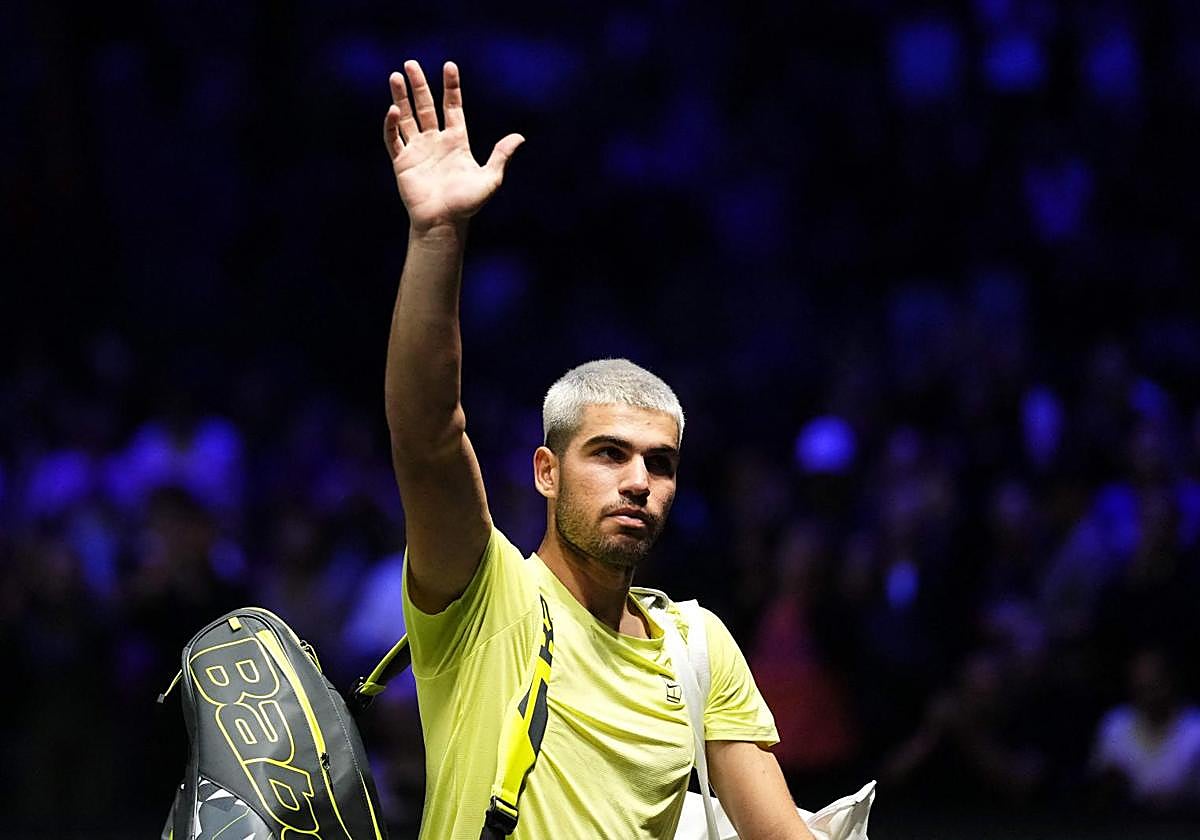 Alcaraz bids farewell after his defeat in Paris.