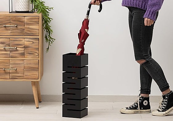 Estos paragüeros decoran, ordenan y evitan charcos en el suelo los días de lluvia