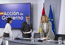 Los ministros Diana Morant, Félix Bolaños y Pilar Alegría, se preparan para la rueda de prensa tras el Consejo de Ministros.