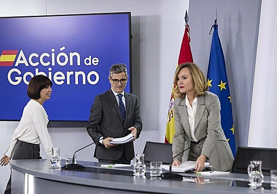 Los ministros Diana Morant, Félix Bolaños y Pilar Alegría, se preparan para la rueda de prensa tras el Consejo de Ministros.