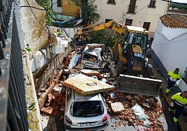 Incidencias provocadas por un pequeño tornado en Gibraleón (Huelva), donde una persona ha resultado herida