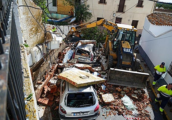 Incidencias provocadas por un pequeño tornado en Gibraleón (Huelva), donde una persona ha resultado herida