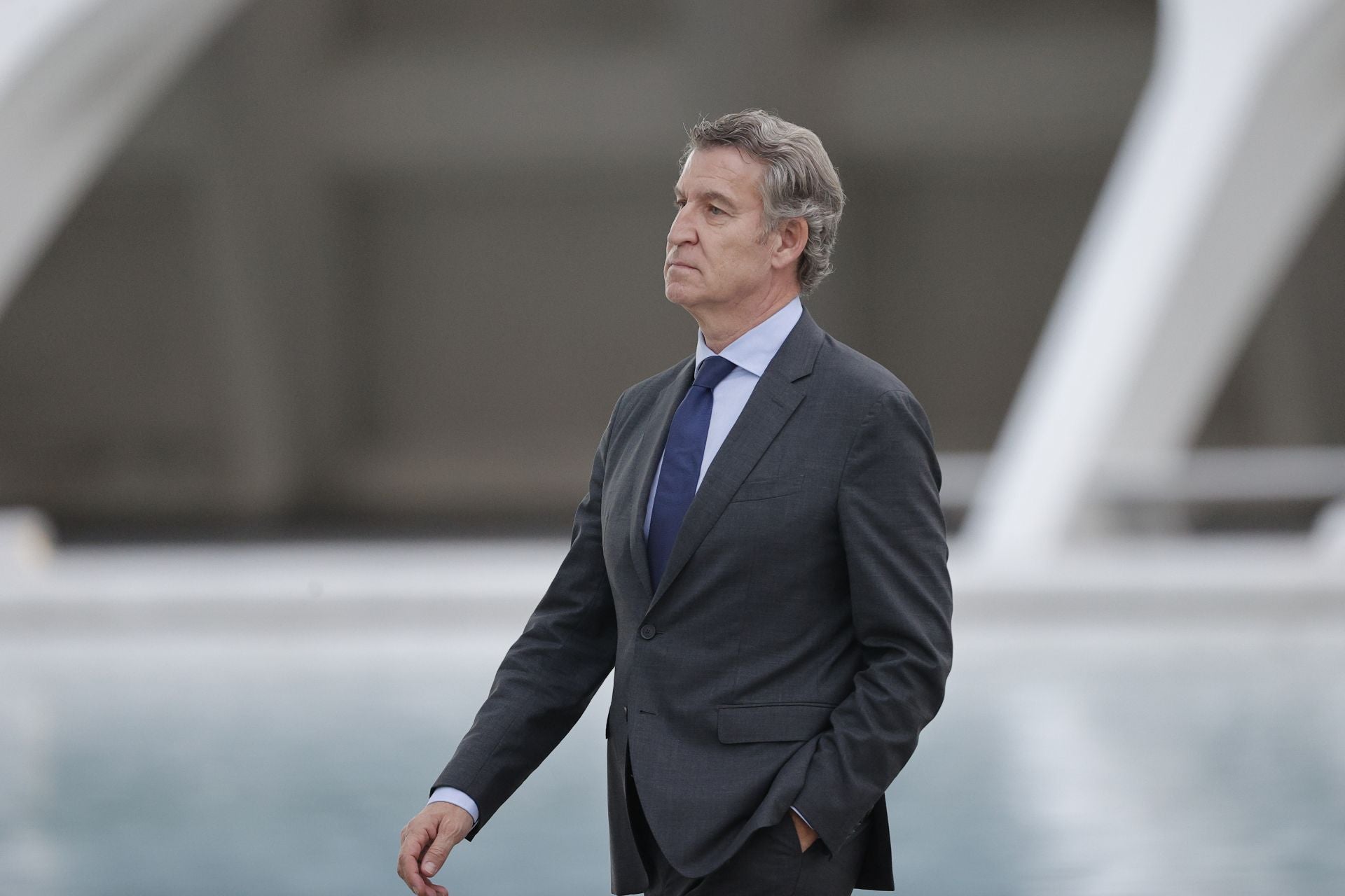 El presidente del Partido Popular, Alberto Núñez Feijóo, a su llegada al funeral de Estado.