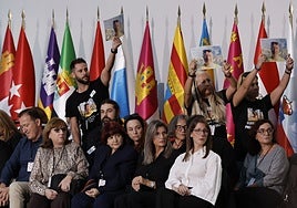 Varios de los familiares de las 237 víctimas de la dana antes del inicio del funeral de Estado