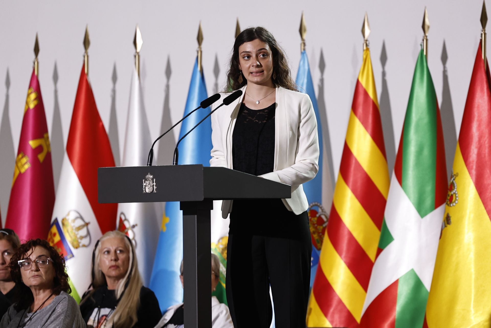 Andrea Ferrari, familiar de víctimas de la tragedia, interviene durante el funeral.